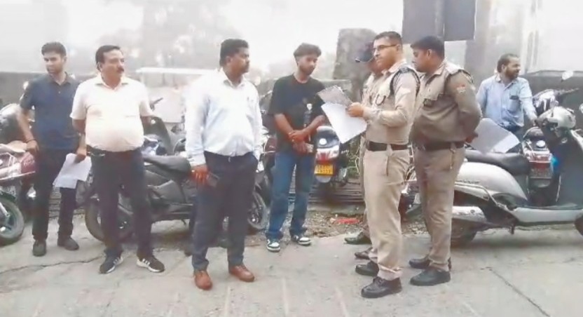 नो पार्किंग जोन में खड़ी स्कूटीयों का किया गया चालान
