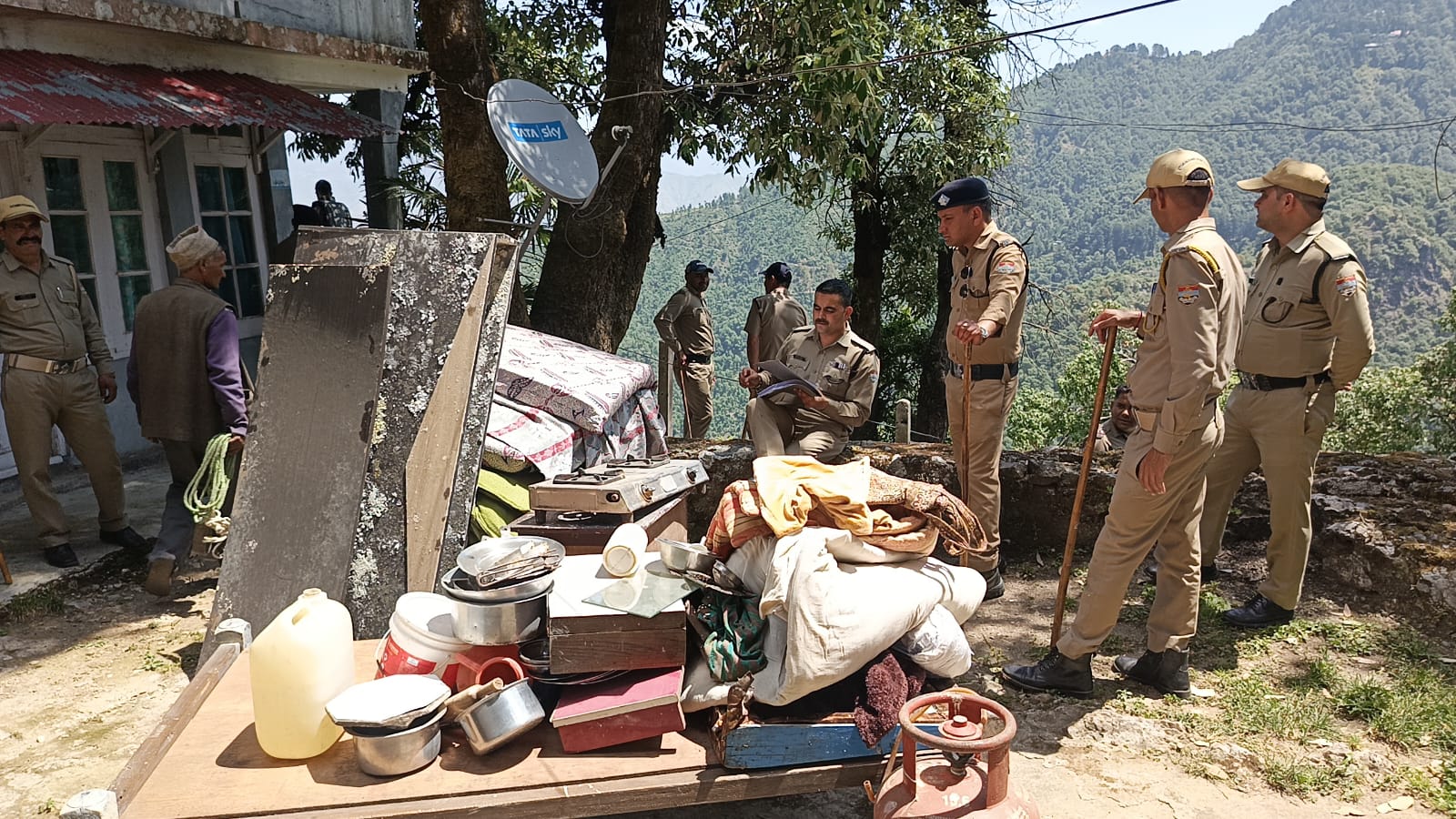14 अनाधिकृत परिवारों से करवाया गया कब्जा खाली, भवन स्वामी को वापिस सोंपी गई संपत्ति